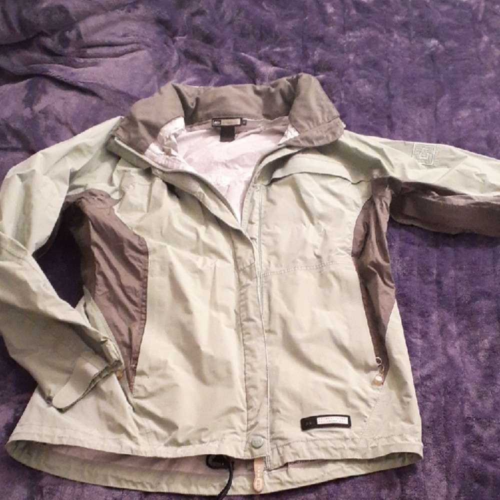 REI Sage Green Rain Jacket with Tuck In Hood.  So Many Rainproof Pockets. W Med